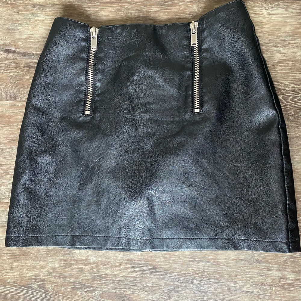 Leather zipper skirt